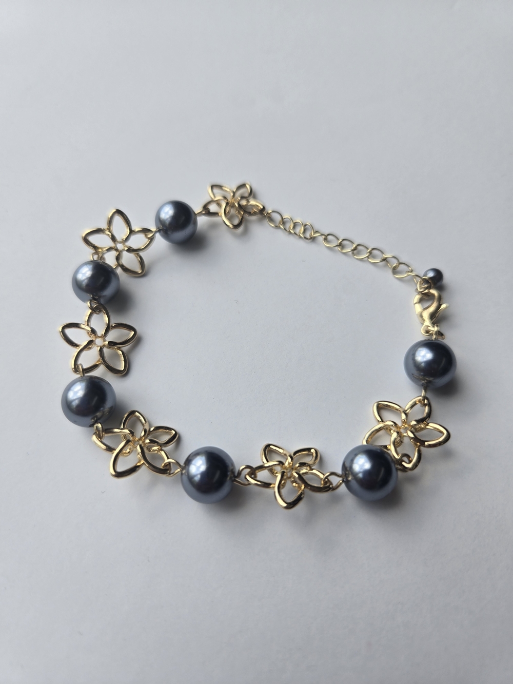 Chic Tropical Plumeria & Slate Grey Faux Pearl Fashion Bracelet